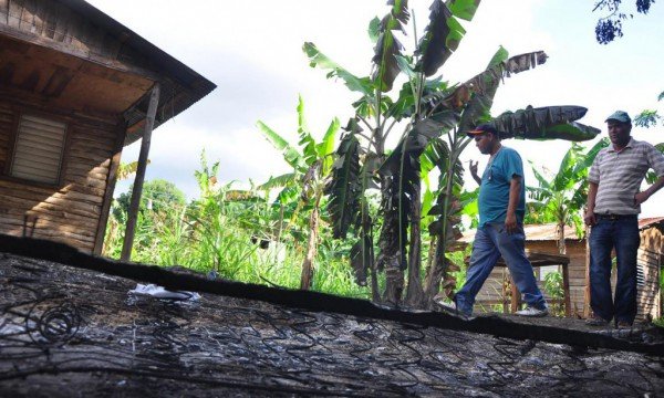 Un colchón quemado que fue sacado de una vivienda de ciudadanos haitianos que residían en la comunidad de Ortega, en Moca